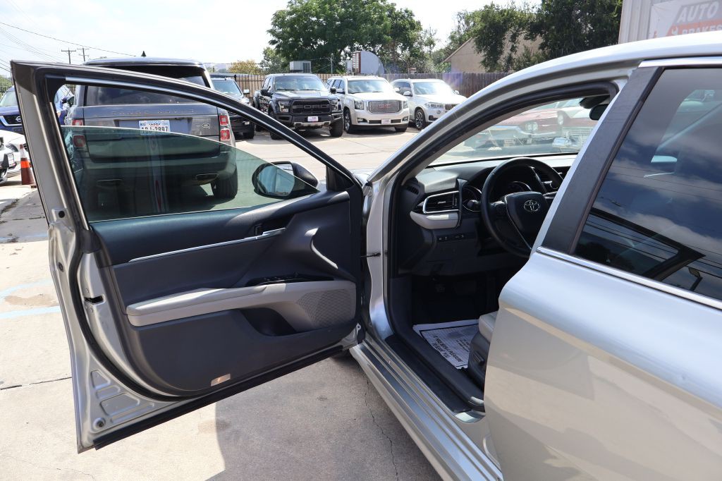 2018 Toyota Camry Image 16
