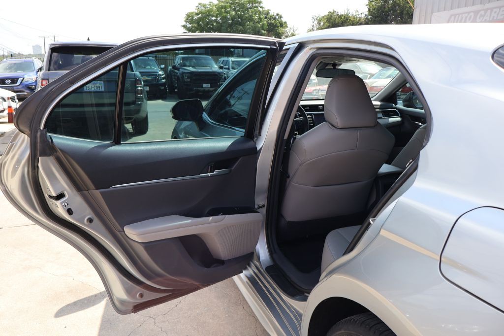 2018 Toyota Camry Image 18