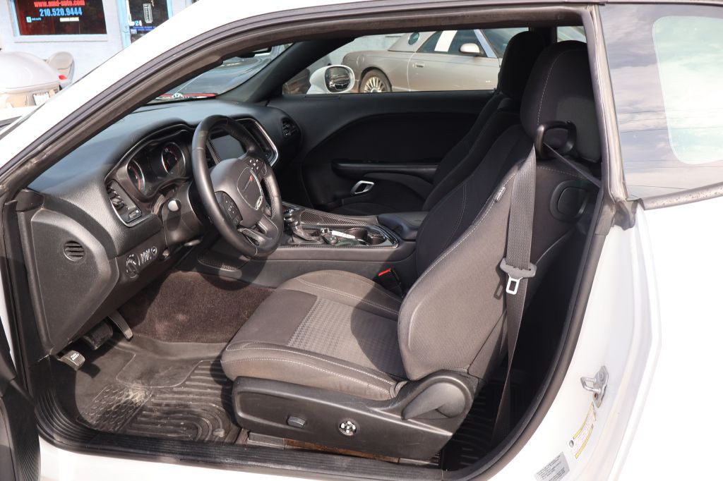 2016 Dodge Challenger Image 18