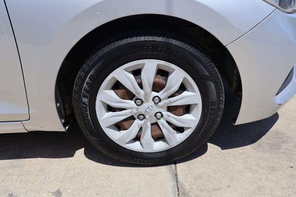 2020 Hyundai Accent Image 9