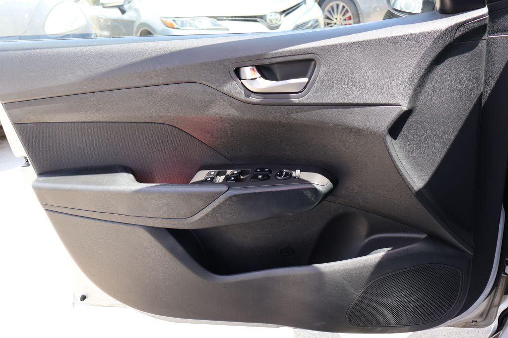 2020 Hyundai Accent Image 25