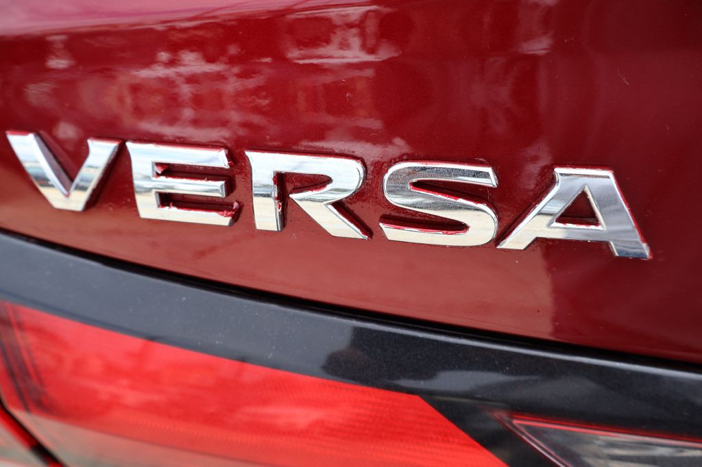 2021 Nissan Versa Image 13