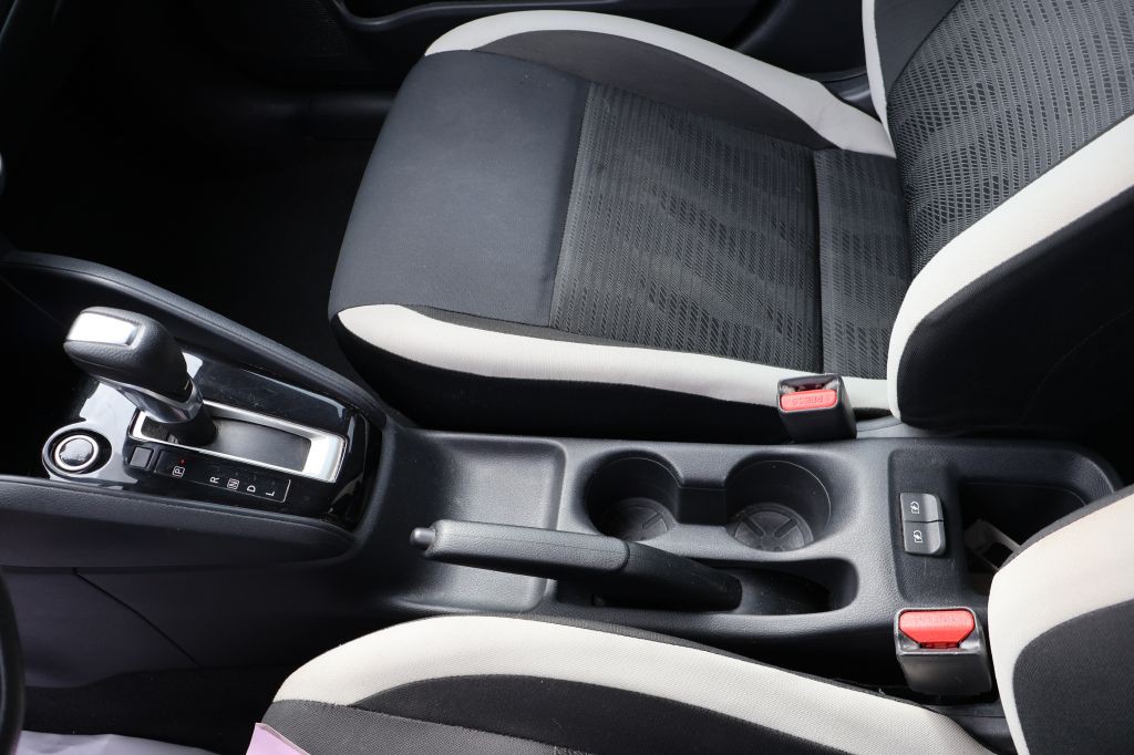 2021 Nissan Versa Image 37