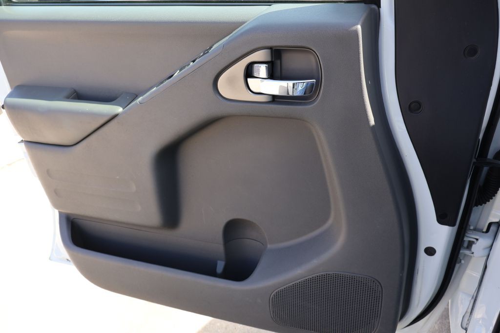 2016 Nissan Frontier Image 25
