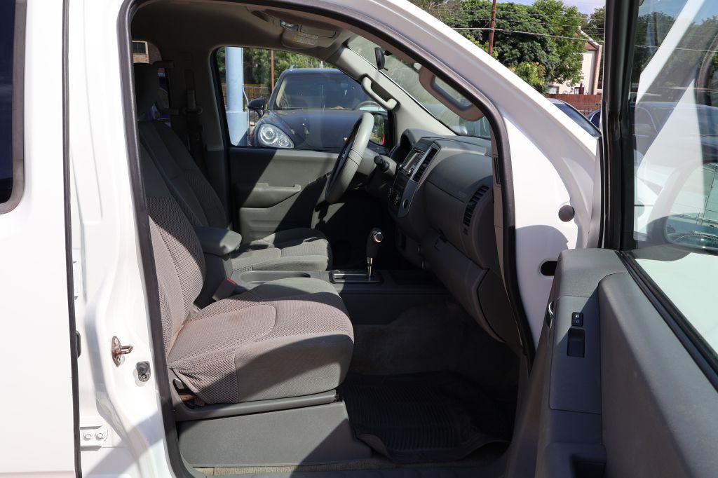 2016 Nissan Frontier Image 38