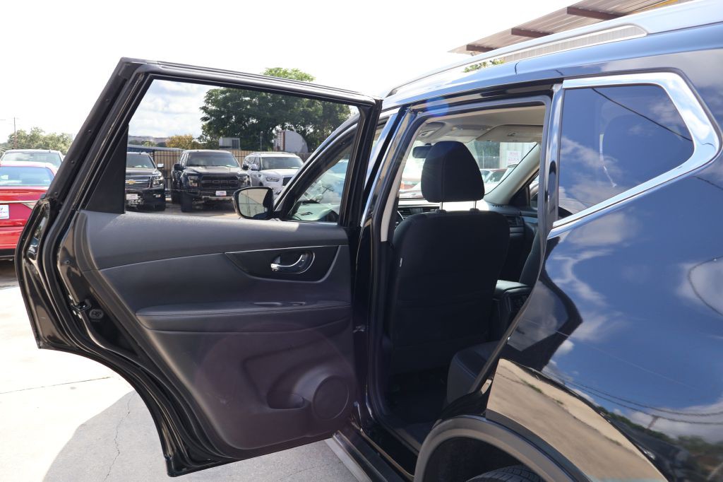 2017 Nissan Rogue Image 25