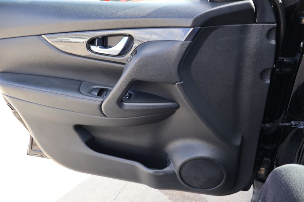 2017 Nissan Rogue Image 34