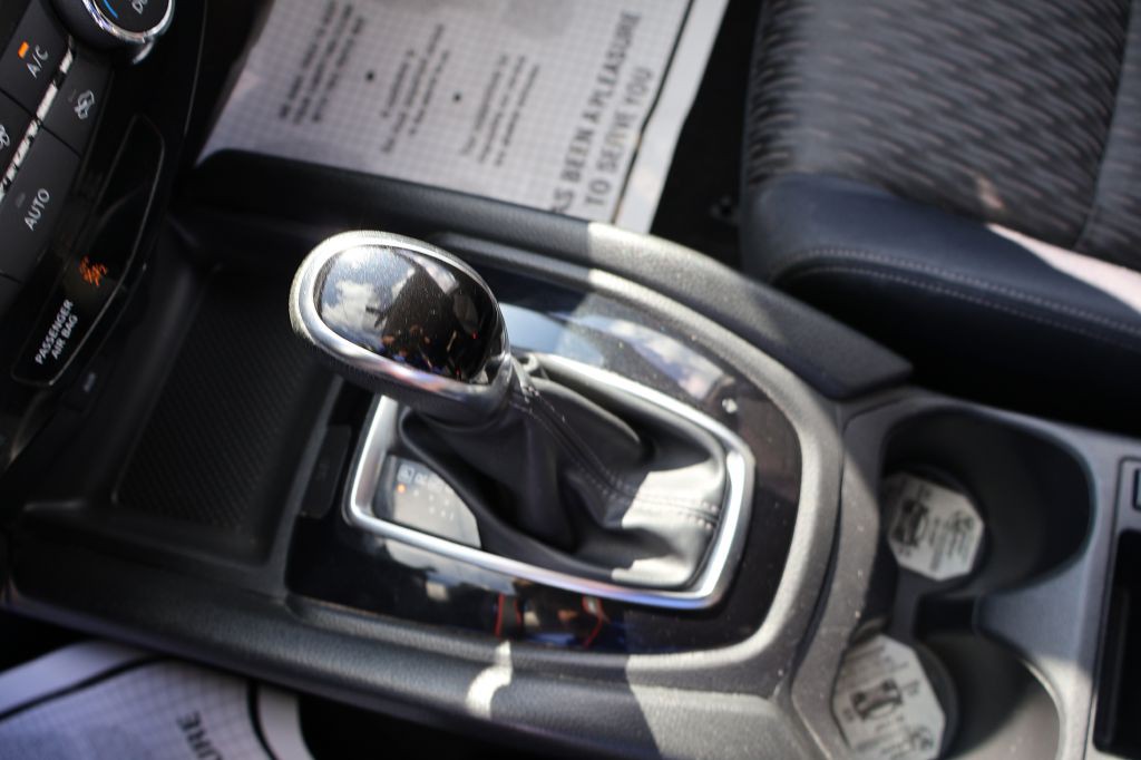 2017 Nissan Rogue Image 39