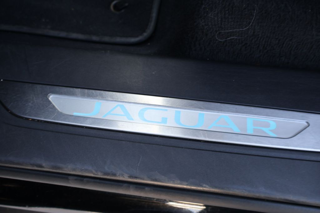 2019 Jaguar F-PACE Image 23