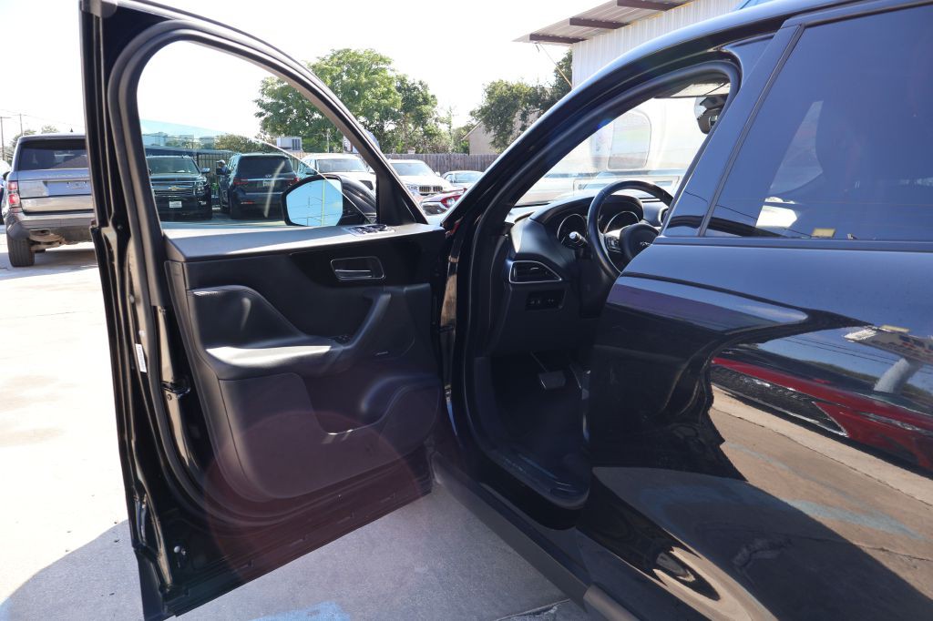 2019 Jaguar F-PACE Image 24