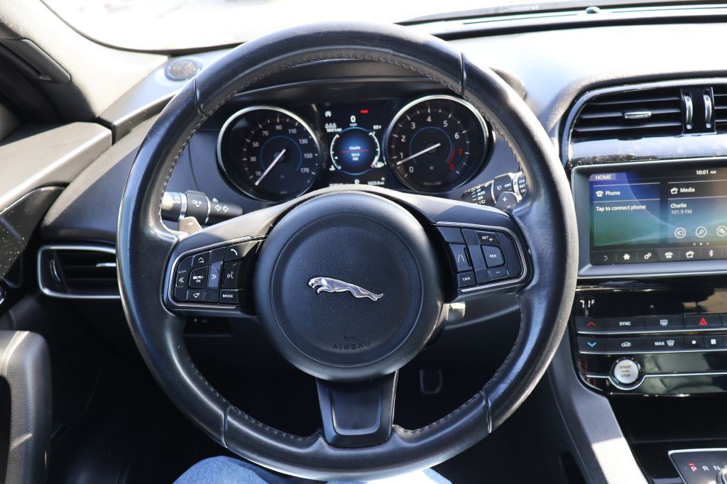 2019 Jaguar F-PACE Image 31