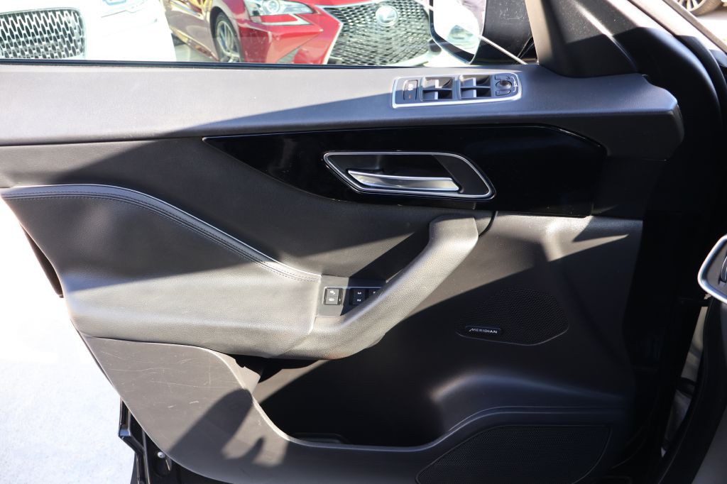 2019 Jaguar F-PACE Image 35