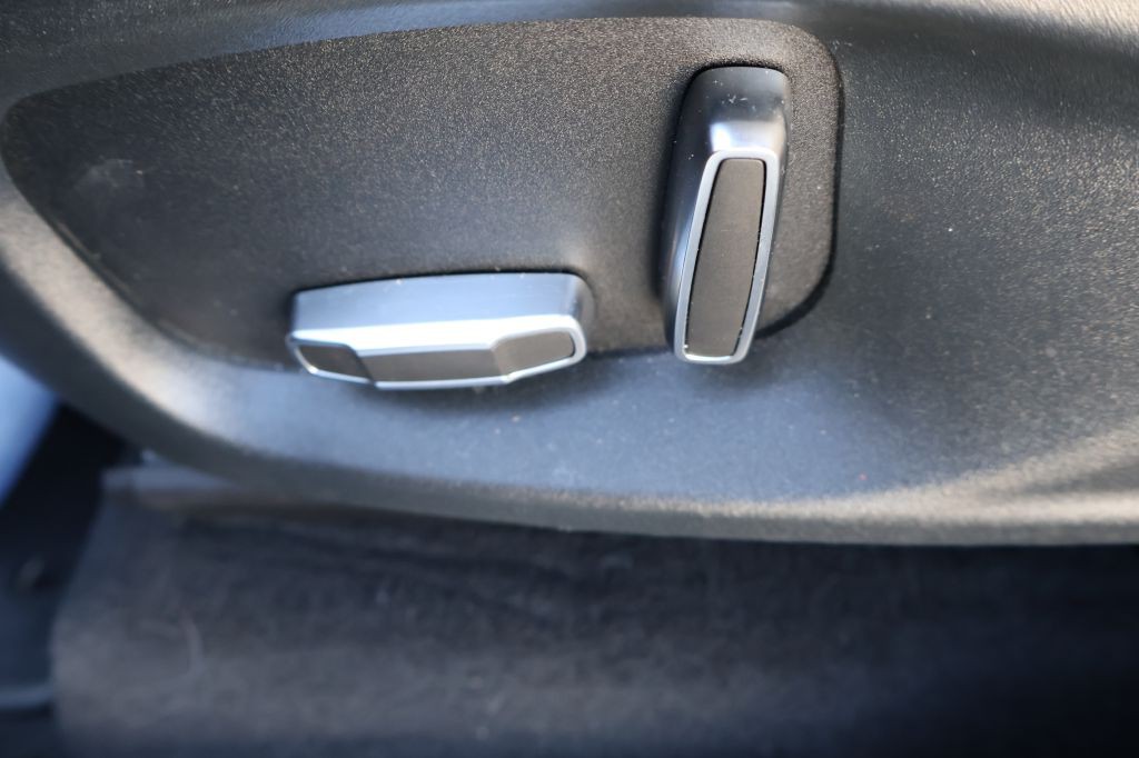 2019 Jaguar F-PACE Image 36