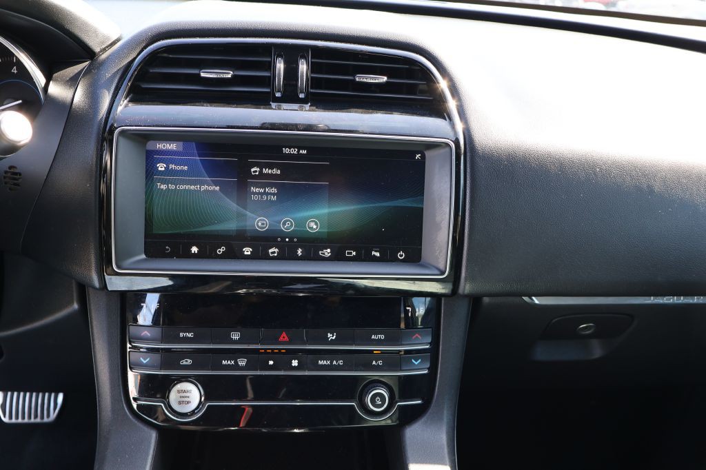 2019 Jaguar F-PACE Image 37