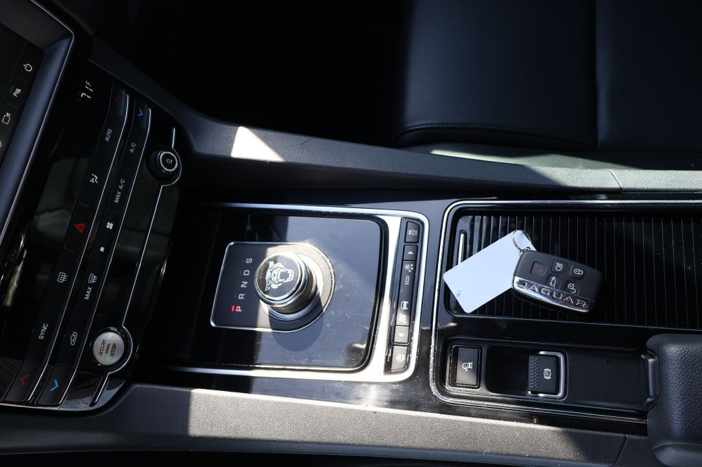 2019 Jaguar F-PACE Image 40