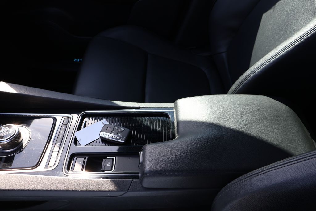 2019 Jaguar F-PACE Image 41