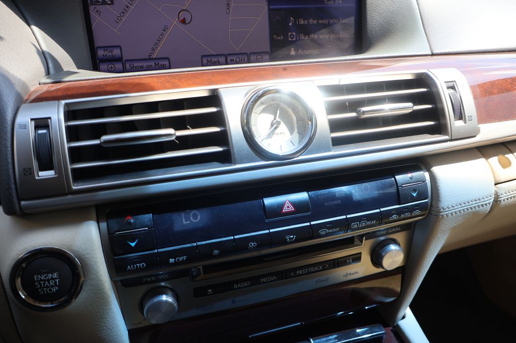 2013 Lexus LS Image 21