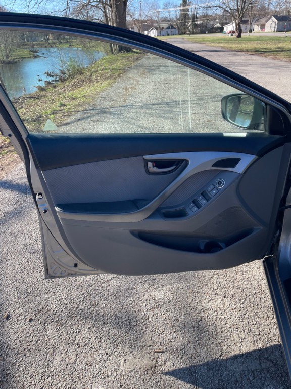 2011 Hyundai Elantra Image 23