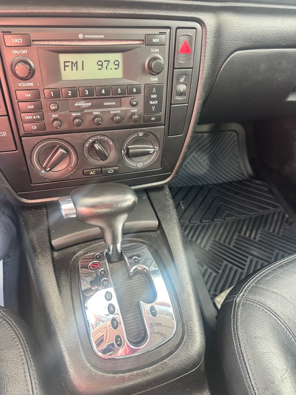 2004 Volkswagen Passat Image 9