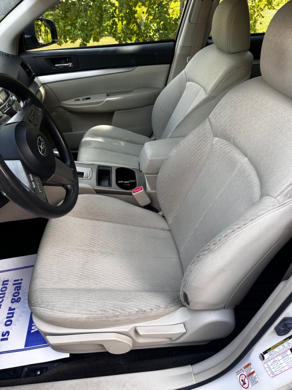 2011 Subaru Outback Image 12