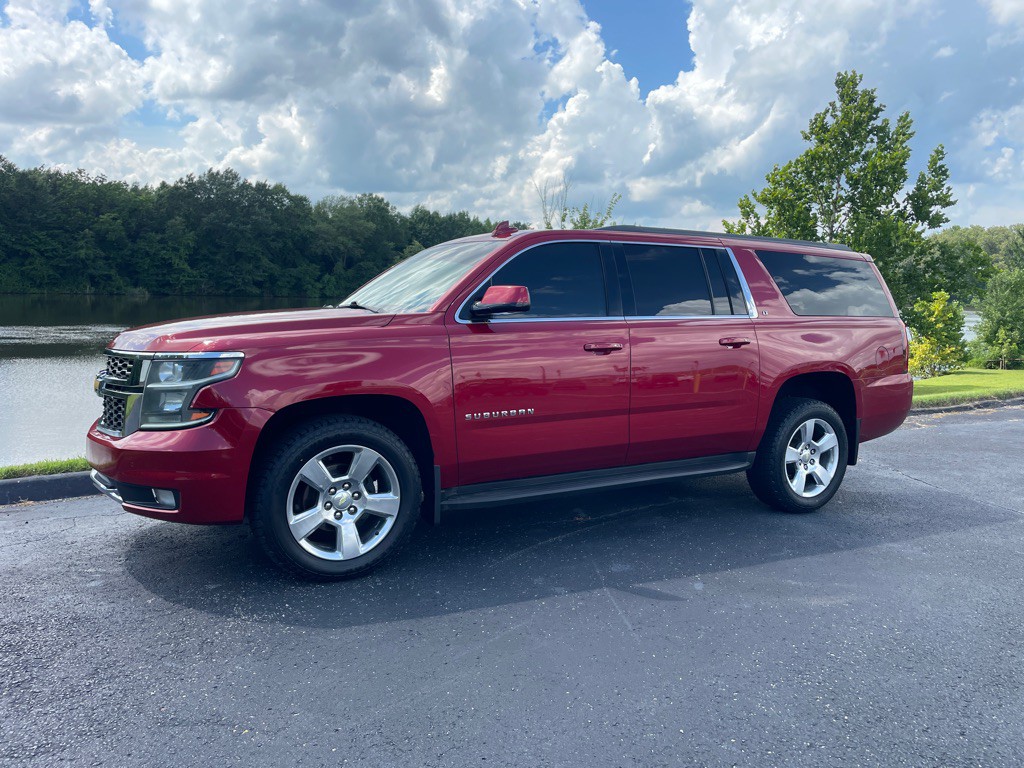 2015 Chevrolet Suburban Image 2