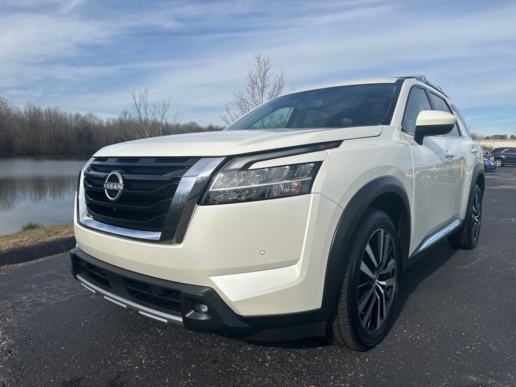 2023 Nissan Pathfinder Image 1