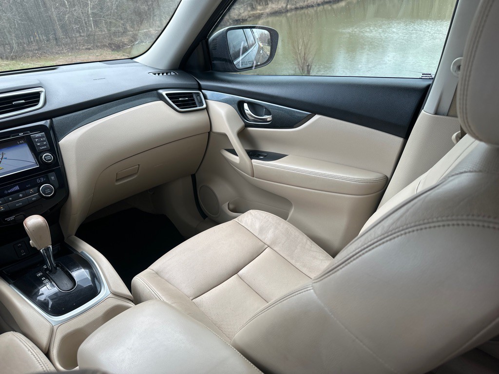 2015 Nissan Rogue Image 24