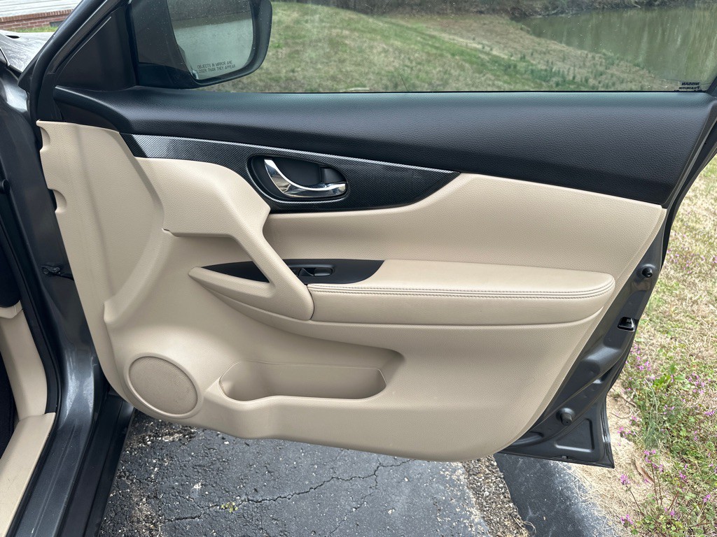 2015 Nissan Rogue Image 33