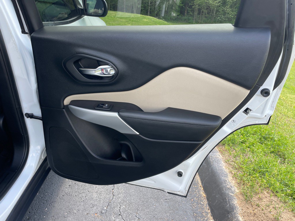 2017 Jeep Cherokee Image 24