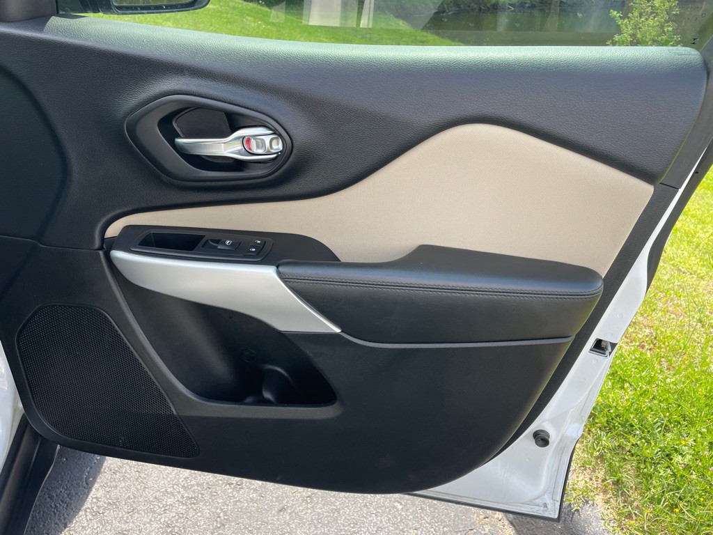 2017 Jeep Cherokee Image 27