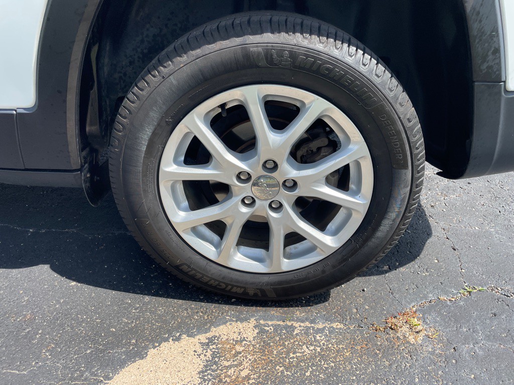 2017 Jeep Cherokee Image 38