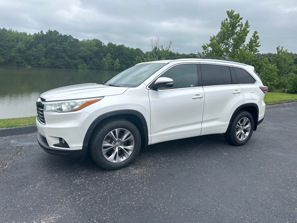 2015 Toyota Highlander Image 2