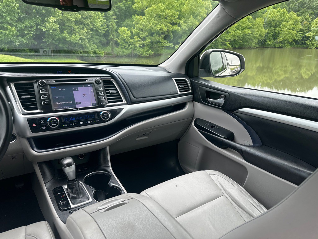 2015 Toyota Highlander Image 25