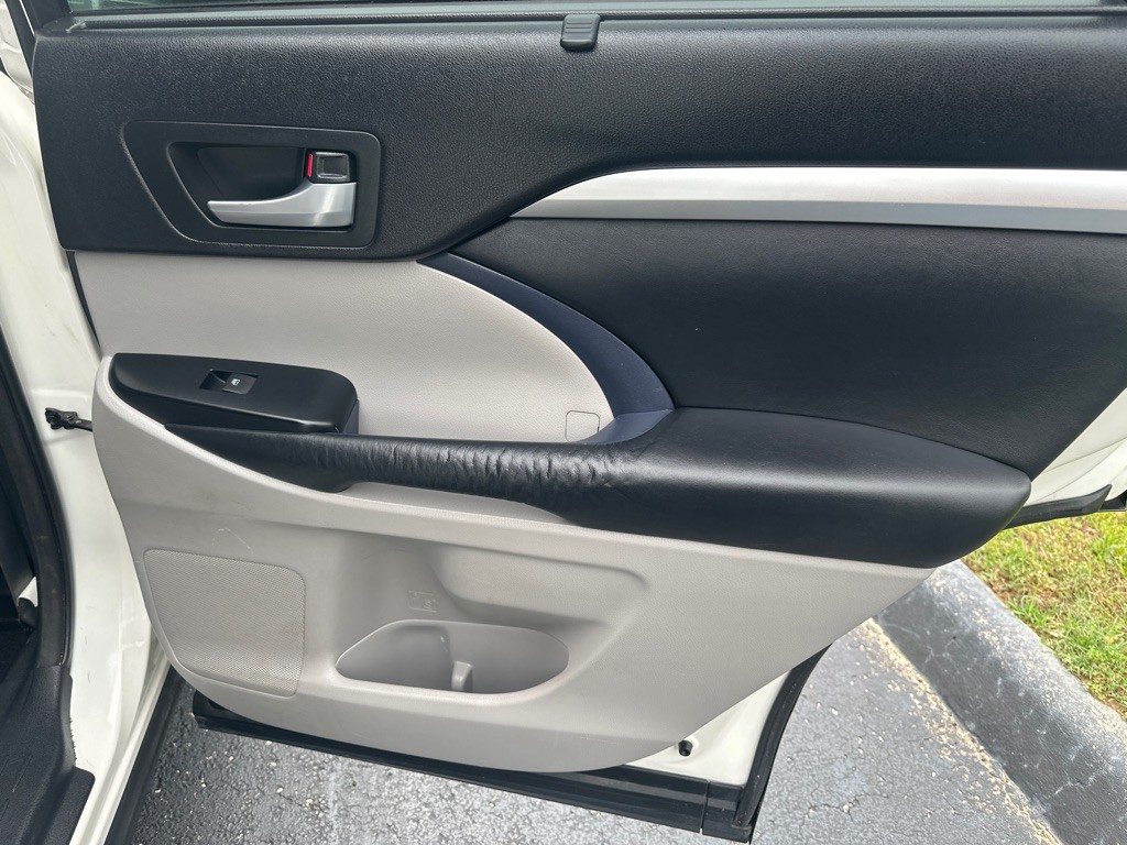 2015 Toyota Highlander Image 30