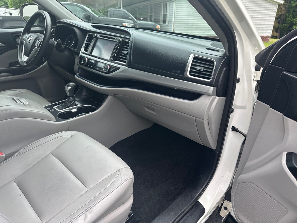 2015 Toyota Highlander Image 32