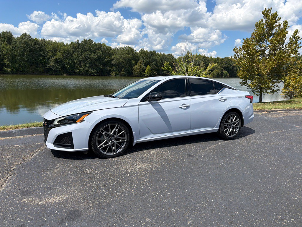 2023 Nissan Altima Image 2