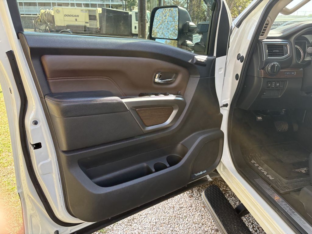 2016 Nissan Titan Image 5