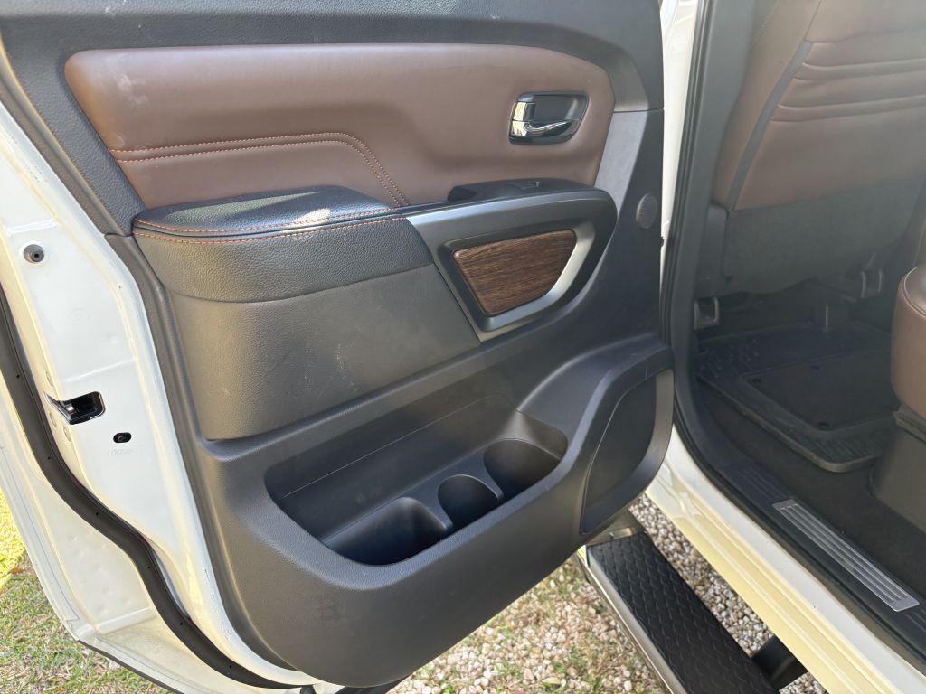 2016 Nissan Titan Image 7