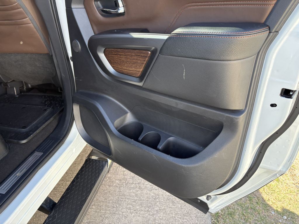 2016 Nissan Titan Image 10