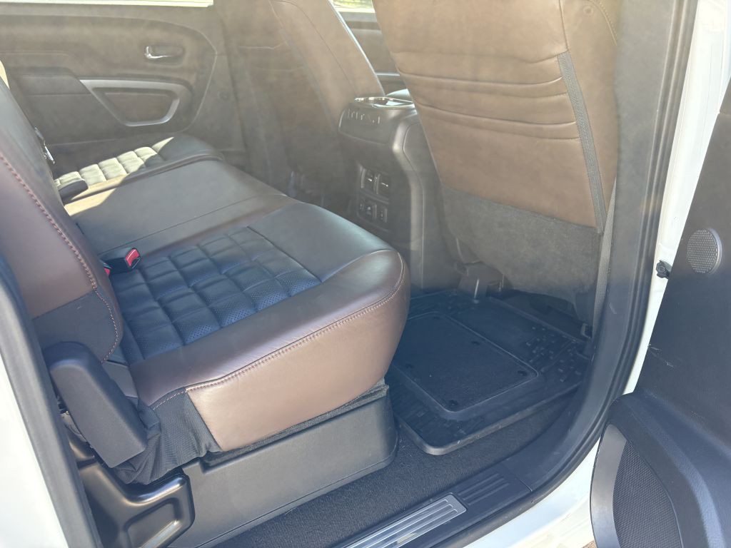 2016 Nissan Titan Image 11