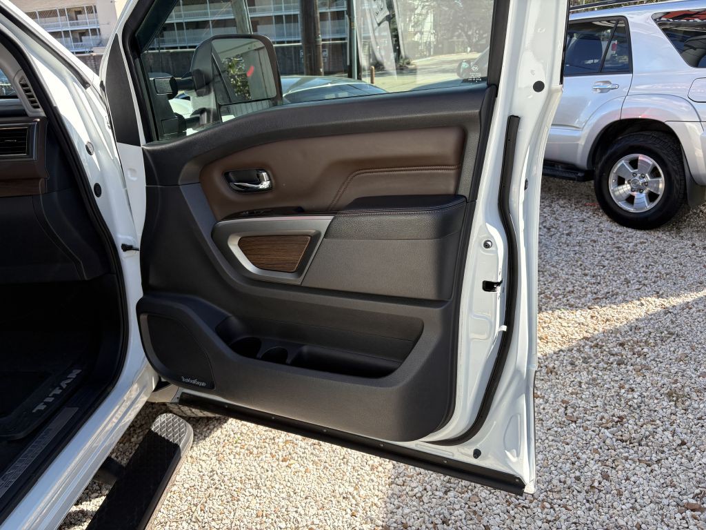 2016 Nissan Titan Image 12