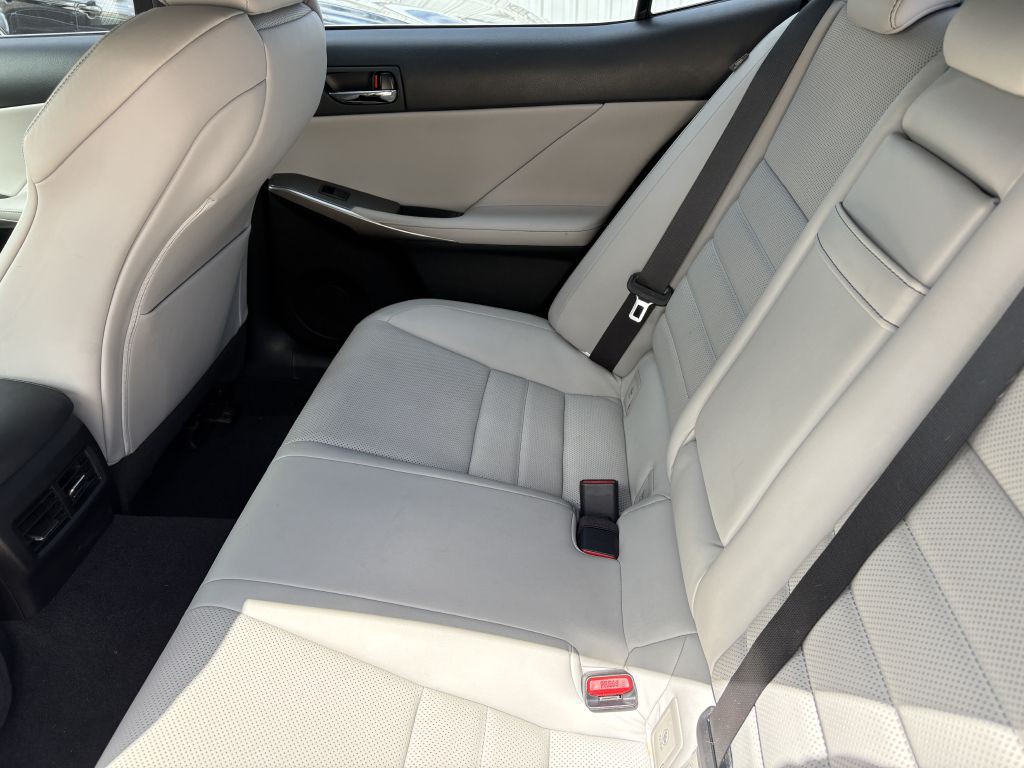 2015 Lexus IS Image 9