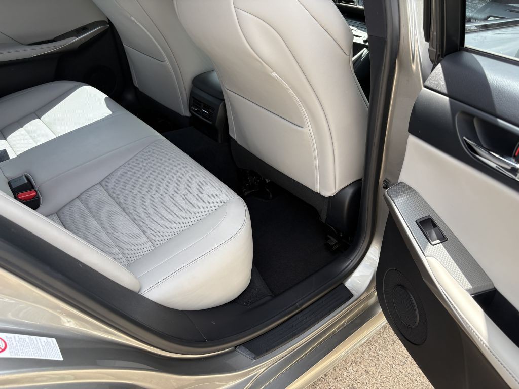 2015 Lexus IS Image 11