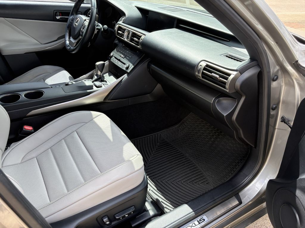 2015 Lexus IS Image 13