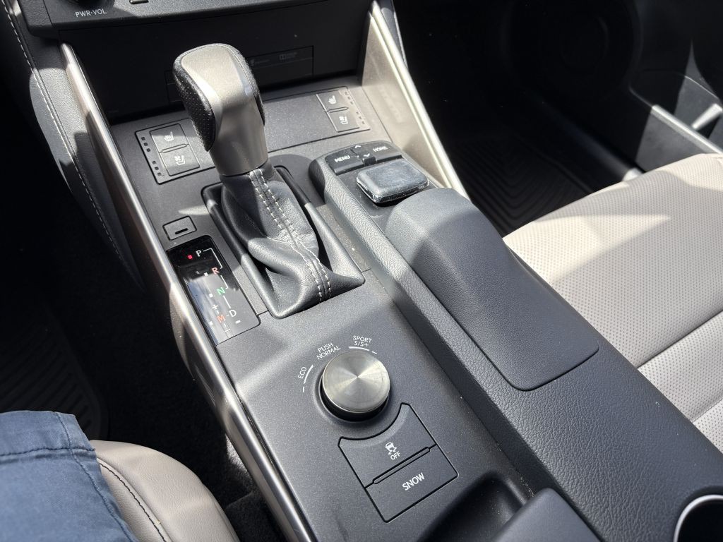 2015 Lexus IS Image 17