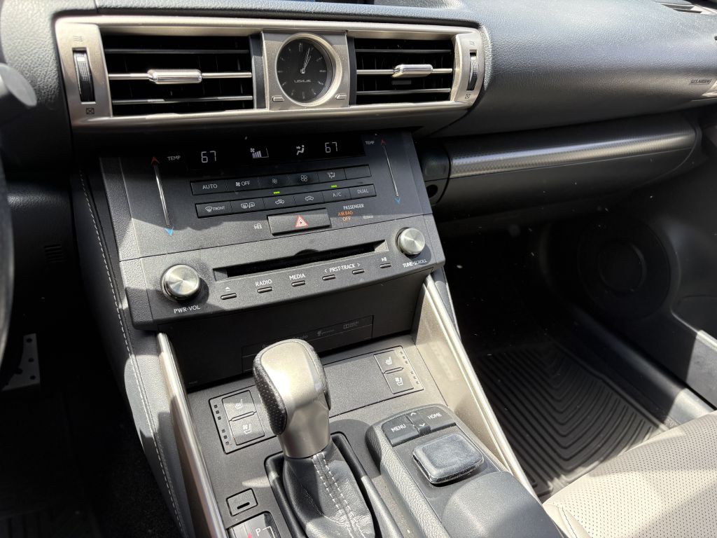 2015 Lexus IS Image 18