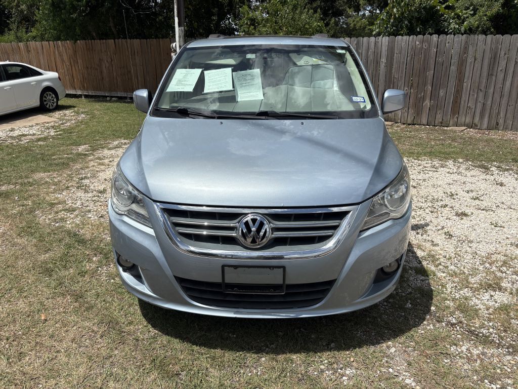 2012 Volkswagen Routan Image 2