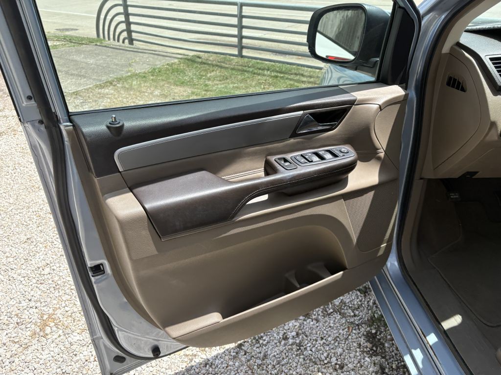 2012 Volkswagen Routan Image 5