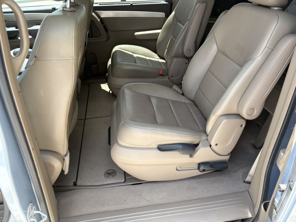 2012 Volkswagen Routan Image 7