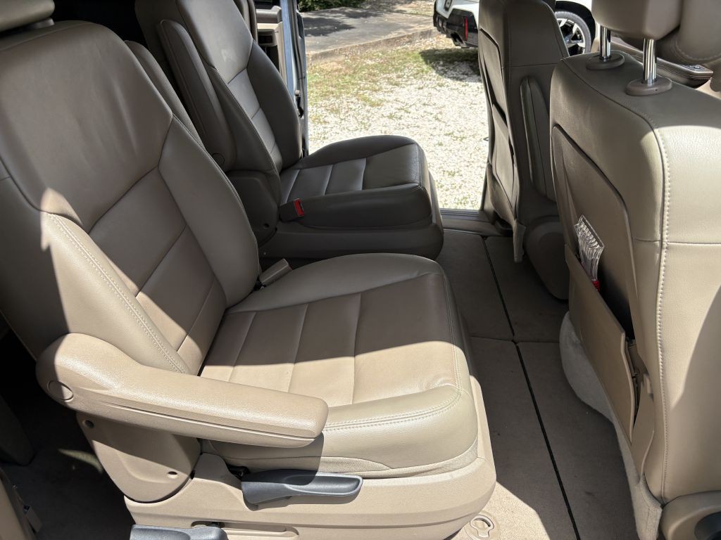 2012 Volkswagen Routan Image 10